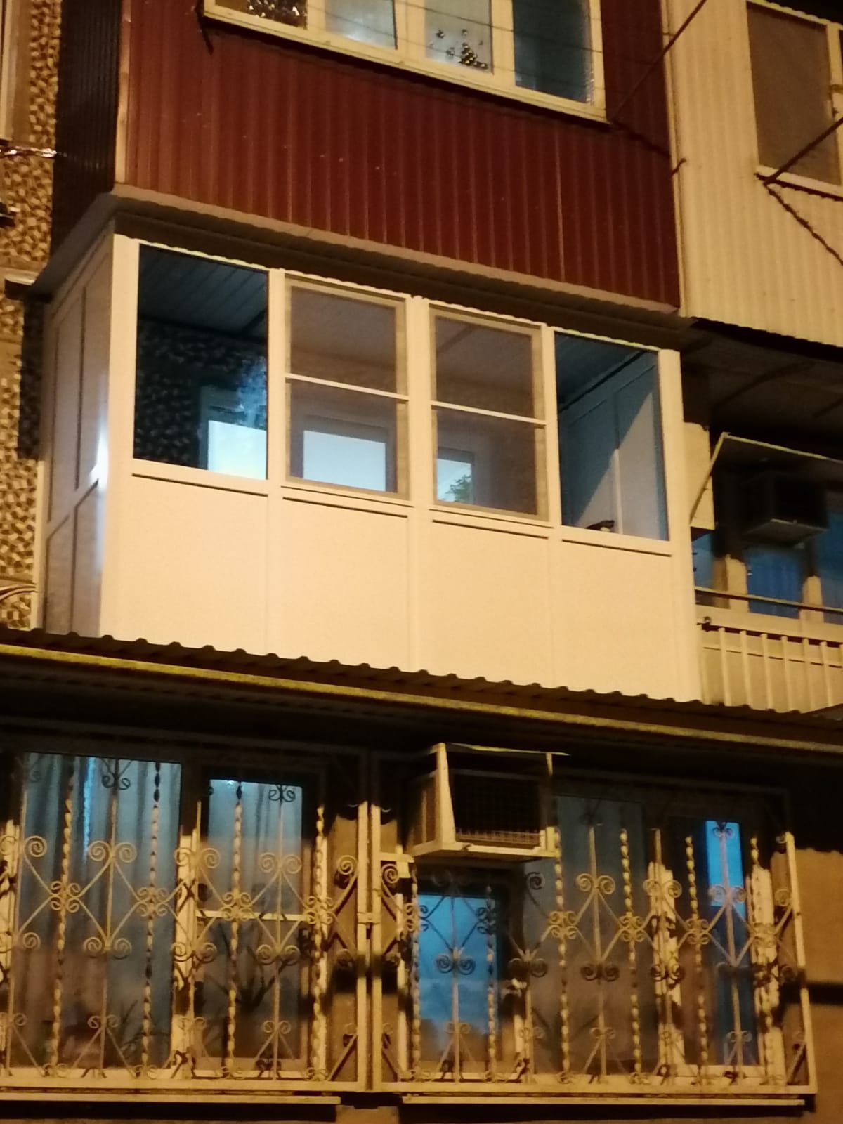 Остекление балкона в Новотитаровской: из чего складывается цена